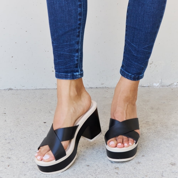 Cherish The Moments Contrast Platform Sandals in Black - Picture 5 of 11